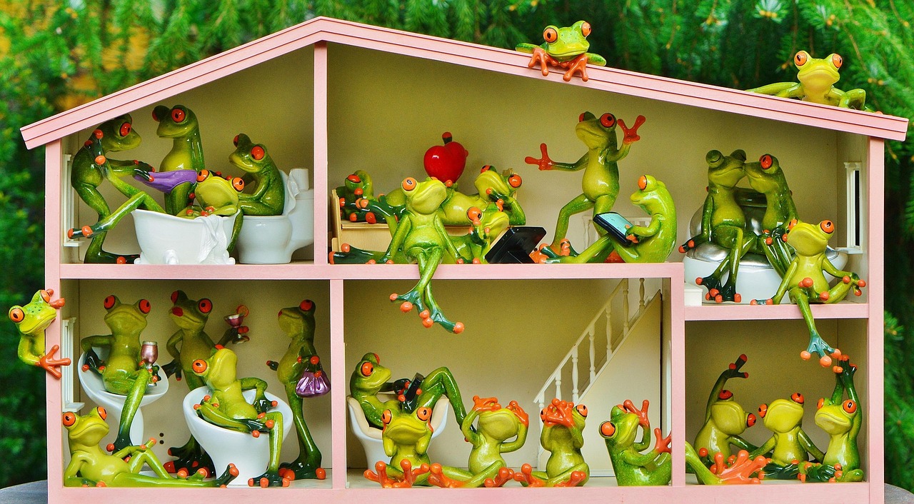 Groene planten verlevendigen klimaatpositieve woonkamer.