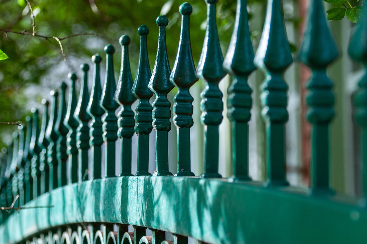 Gezellige tuinbar met houten krukken.