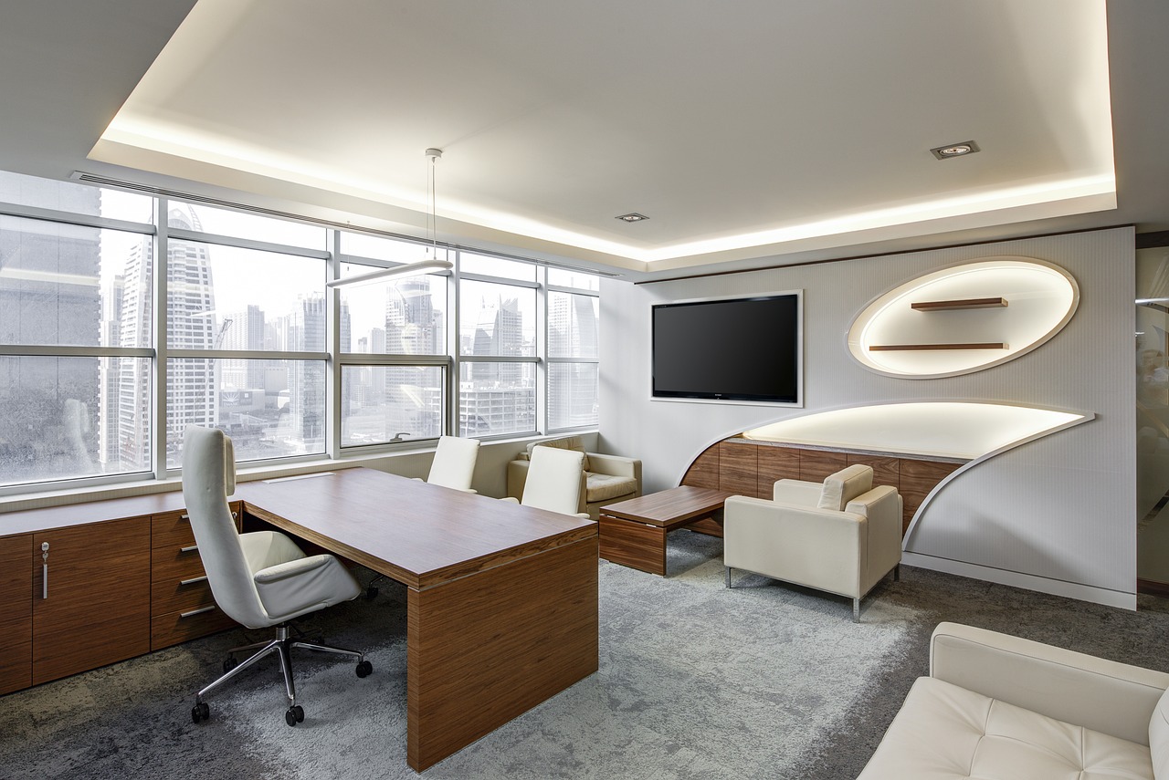 Modern interieur met frisse groene elementen.