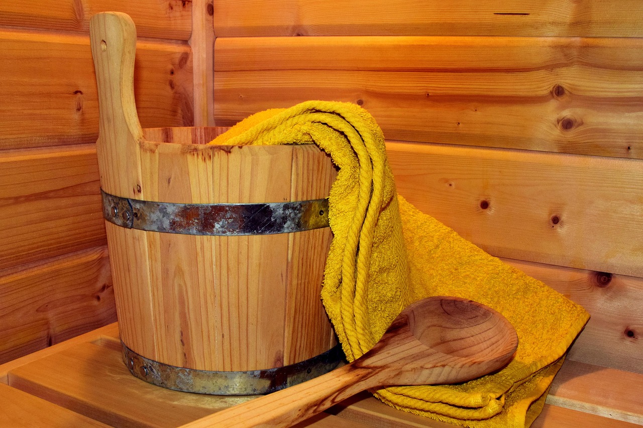 Compacte infrarood sauna ingepland bij werktafel. Compacte infrarood sauna ingepland bij werktafel.