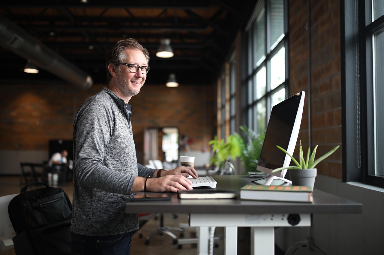 Ergonomisch verstelbaar bureau met opbergruimte.