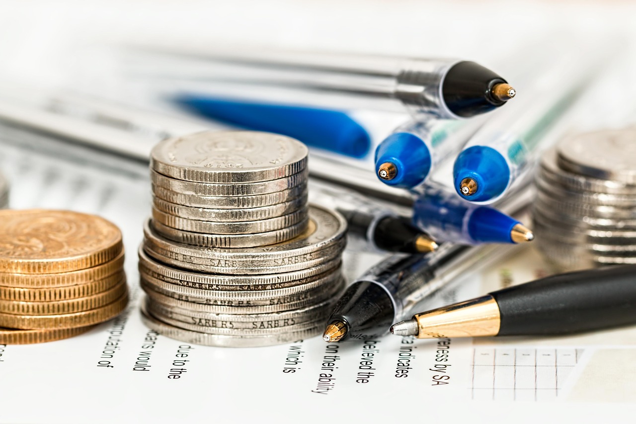 Organisatiewanden met haken voor bijkeukenaccessoires.