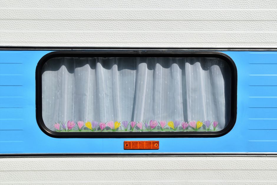 Caravaninterieur met kleurrijke gordijnen en accessoires. Caravaninterieur met kleurrijke gordijnen en accessoires.