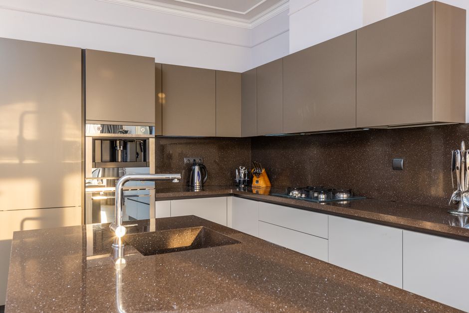 Moderne keuken met blauwgroen terrazzo aanrecht. Moderne keuken met blauwgroen terrazzo aanrecht.