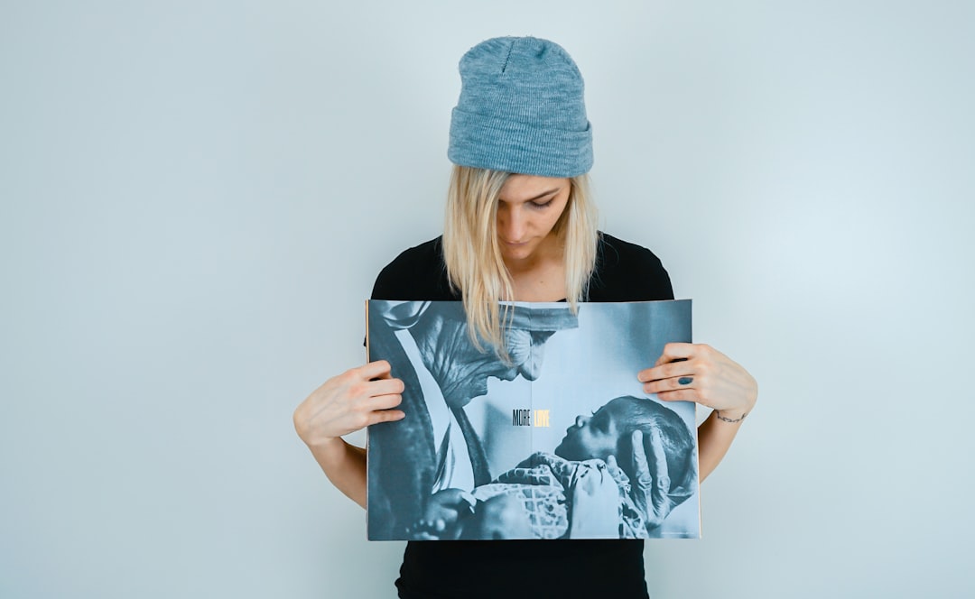 Vader bewondert gepersonaliseerd kunstwerk met familiefoto. Vader bewondert gepersonaliseerd kunstwerk met familiefoto.