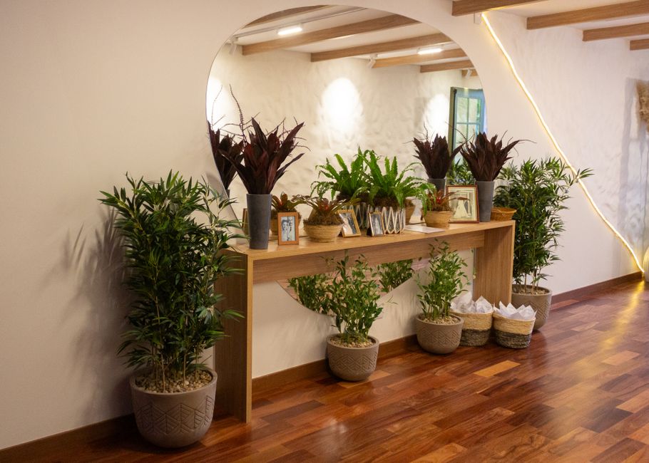 Woonkamer met groene levende kunst aan de muur. Woonkamer met groene levende kunst aan de muur.