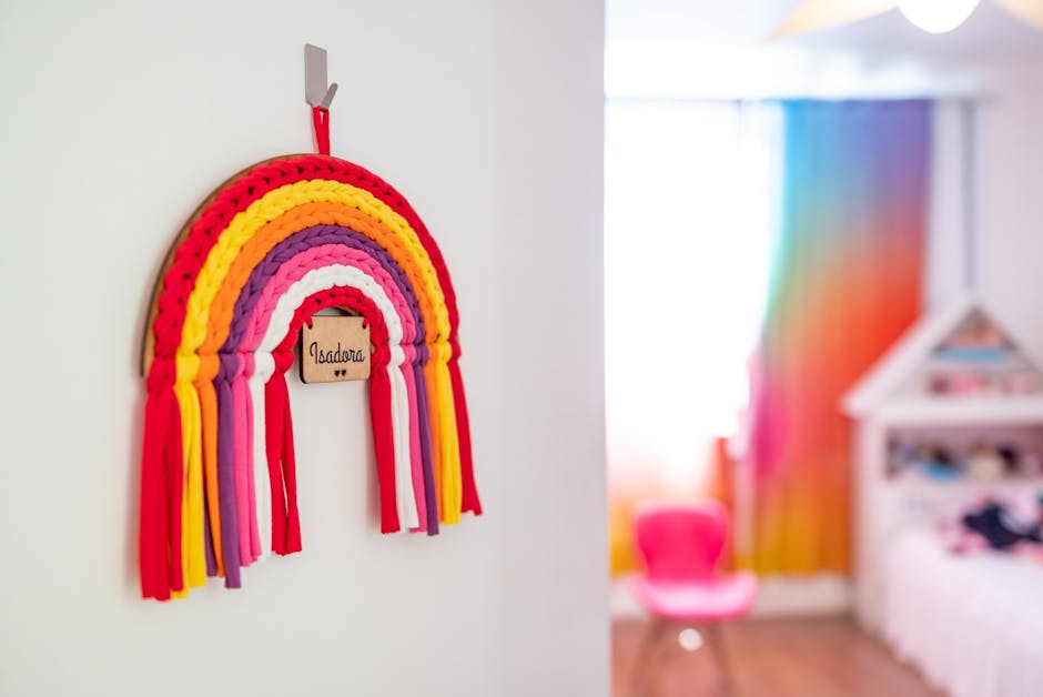 Een kleurrijk schilderij in een babykamer. Een kleurrijk schilderij in een babykamer.