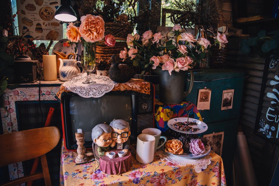 Oude keramische potten naast moderne decoraties.