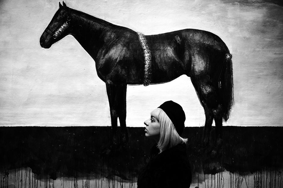 Gelaagd abstract paardenschilderij met levendige kleuren. Gelaagd abstract paardenschilderij met levendige kleuren.