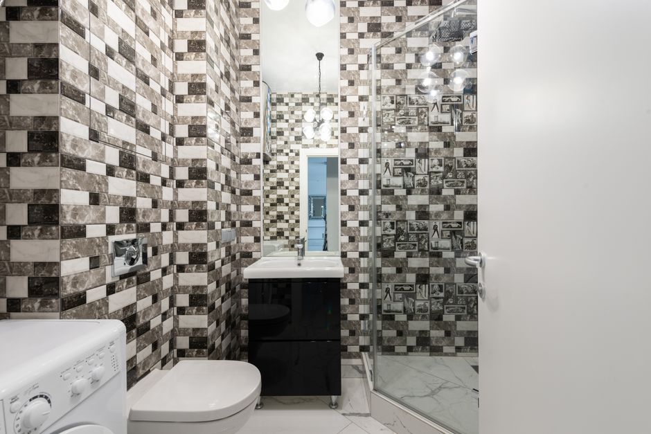 Kleine kunstwerken sieren toiletwanden met stijl.