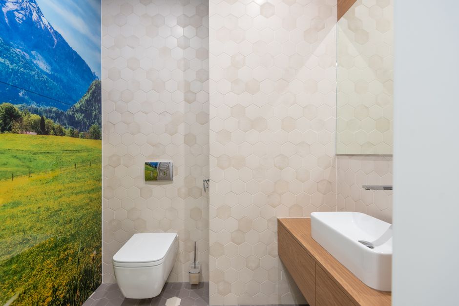 Natuurlijke elementen voegen rust toe aan toilet.