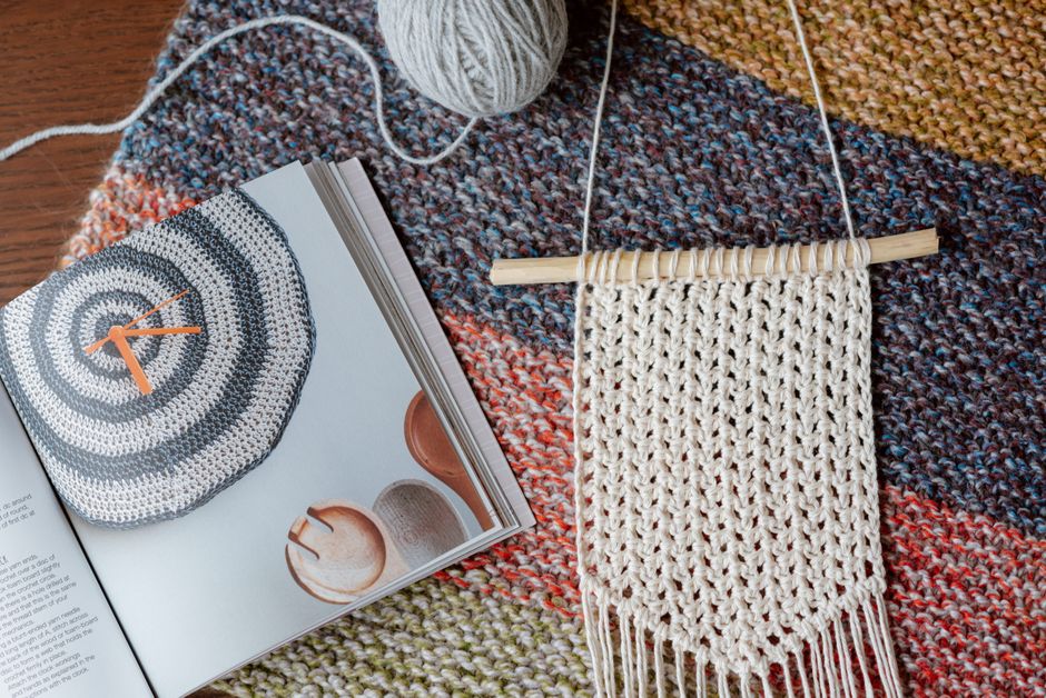 Handgemaakte macramé gordijn met herfstdecor.
