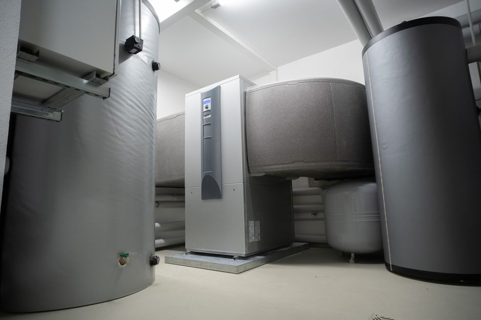 Vloerverwarming installatie met moderne thermostaat.