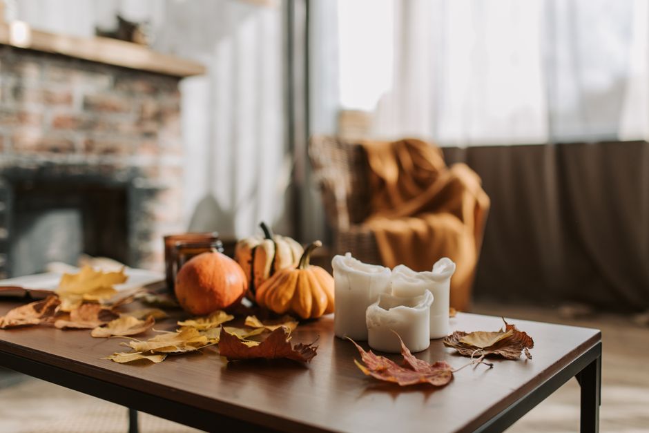 Knusse plaid en kaarsen voor herfstdecoratie.