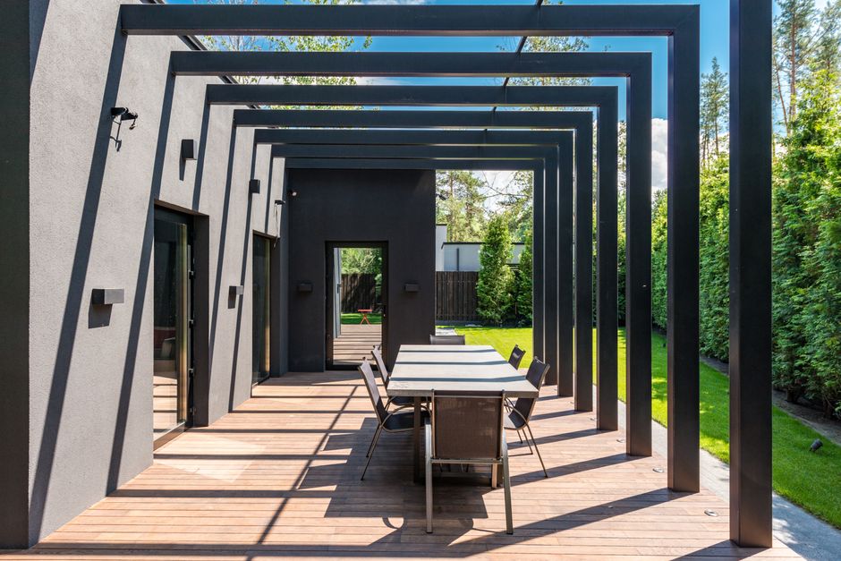 Eenvoudig houten terras met herfstkleuren