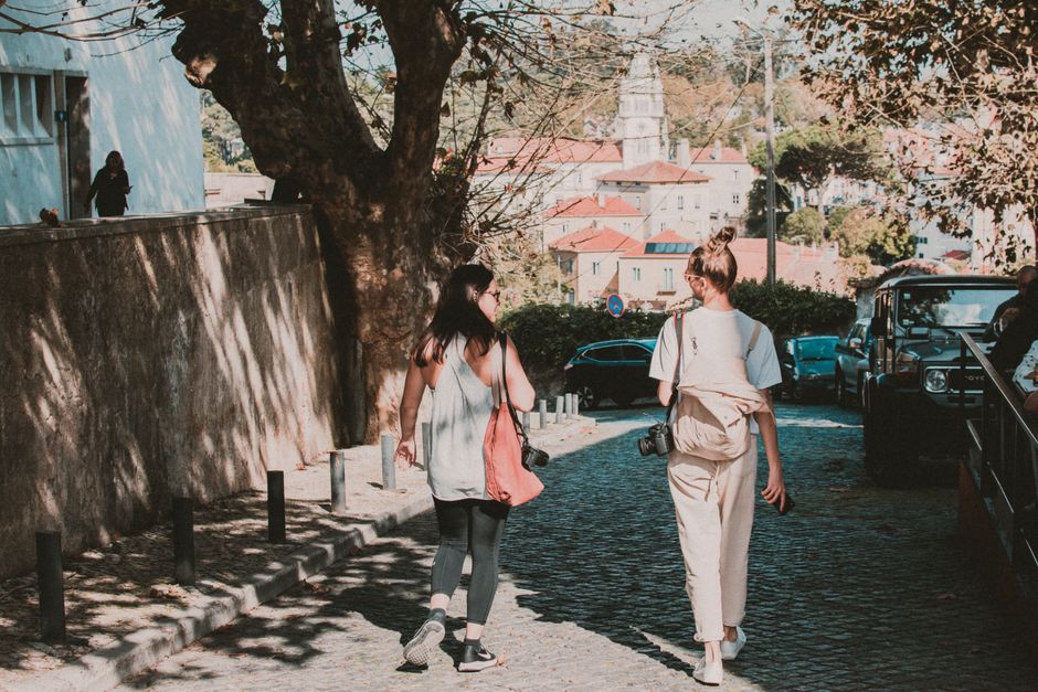Stijlvolle herfstoutfit met stedelijke accenten in Lissabon.