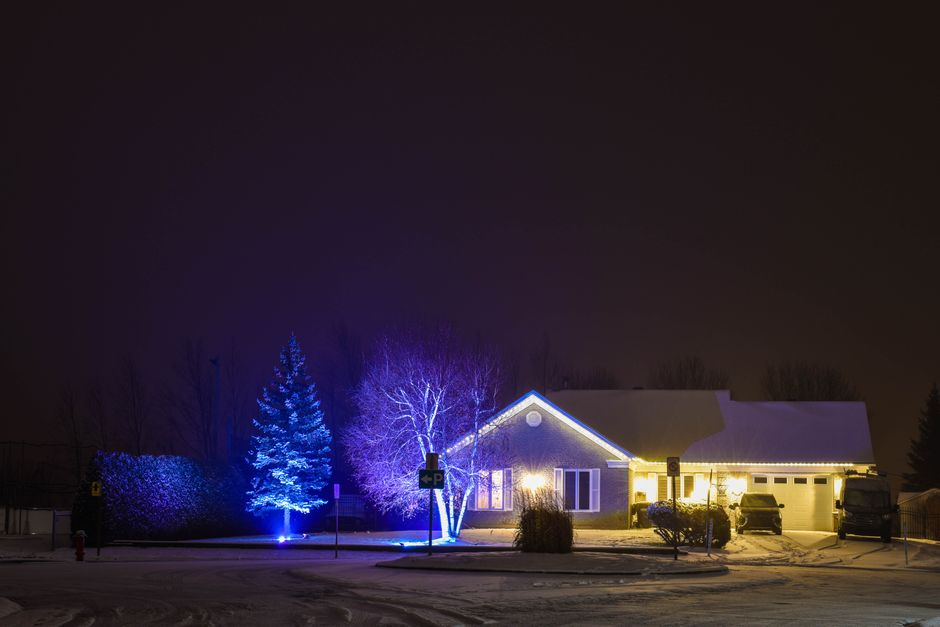 Winterse sfeerverlichting in minimalistisch interieur.