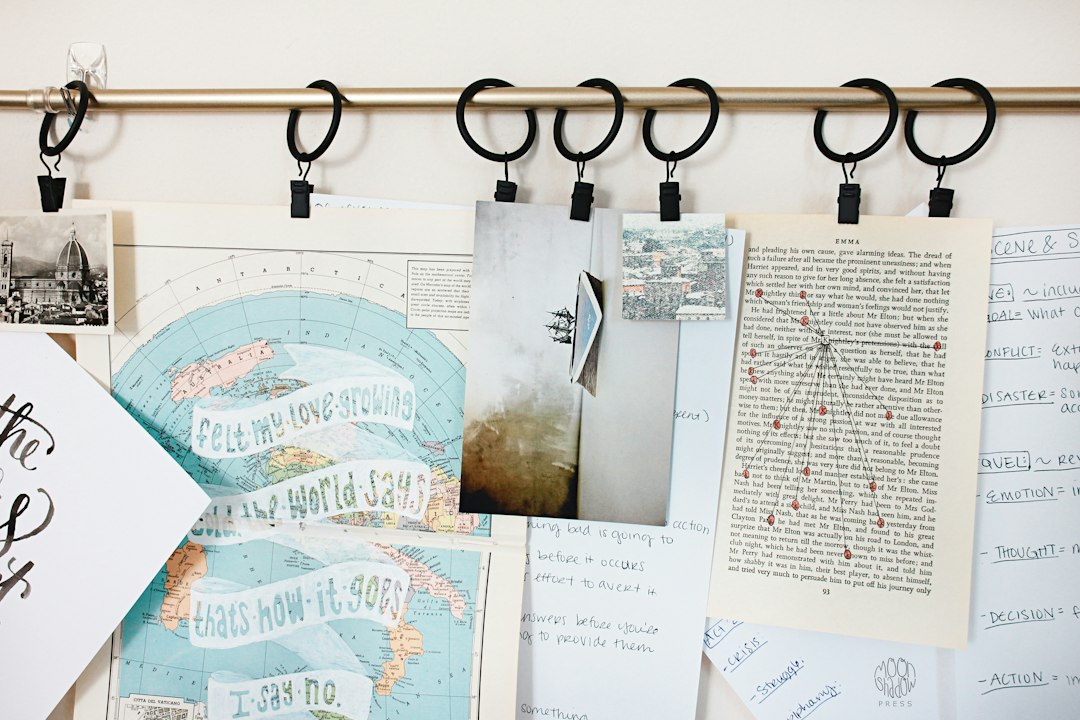 Moderne kantoorwanddecoratie met inspirerende quotes.